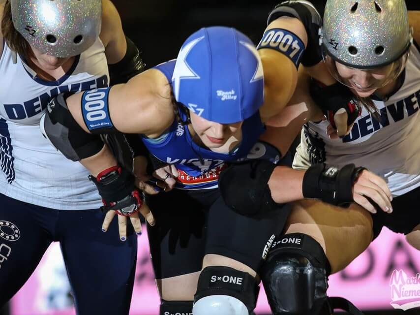 Pavey pushing through two skaters to get to the front of the pack.